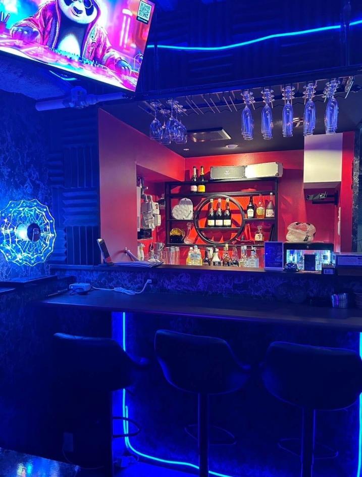 湯島駅徒歩2分　飲み屋街のソシアルビル！